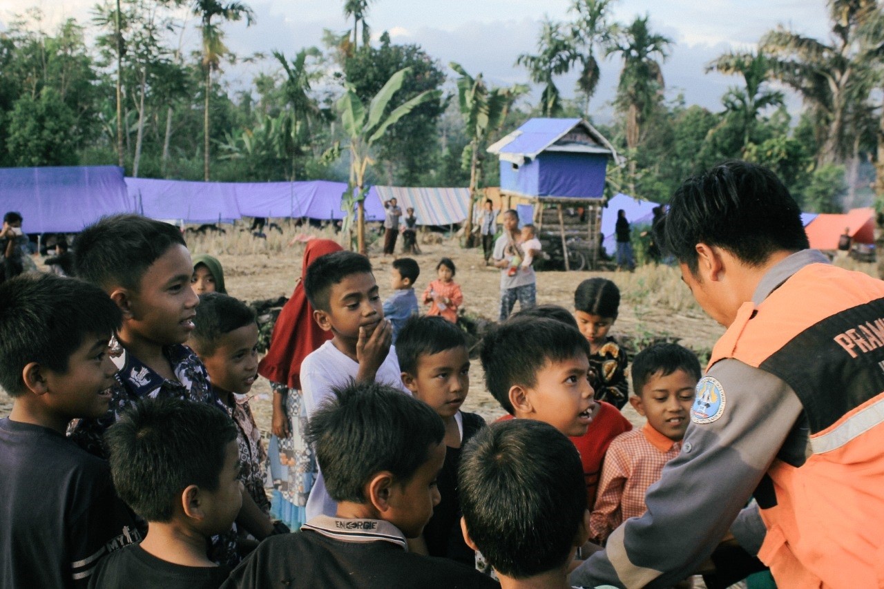 Pramuka UNP Berikan Trauma Preventing Untuk Anak Anak Korban Gempa Pasaman