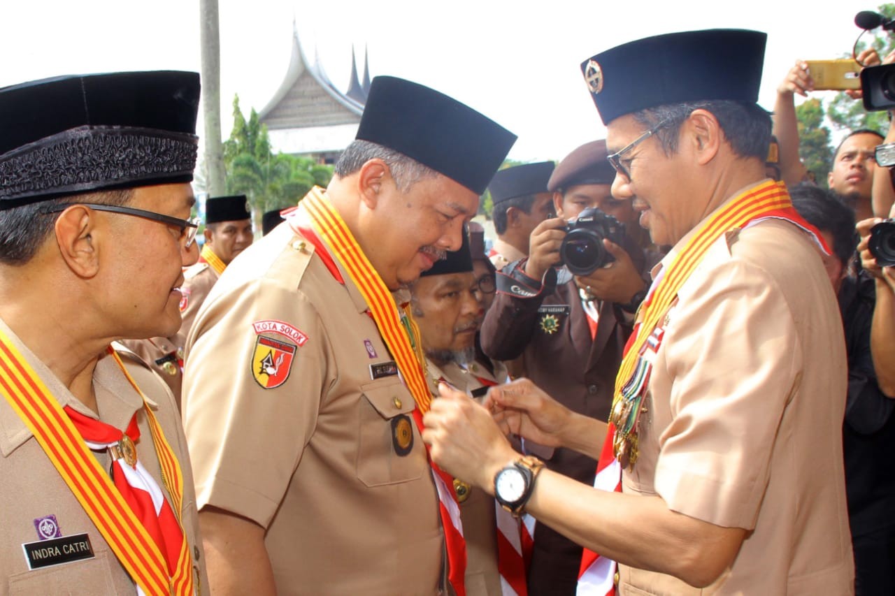 WALIKOTA SOLOK TERIMA PENGHARGAAN LENCANA MELATI PRAMUKA