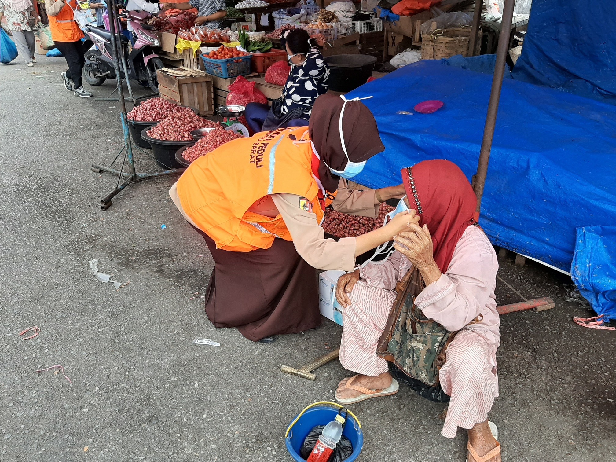 Satgas Pramuka Peduli Kwarda Sumbar Bagi Bagi Masker