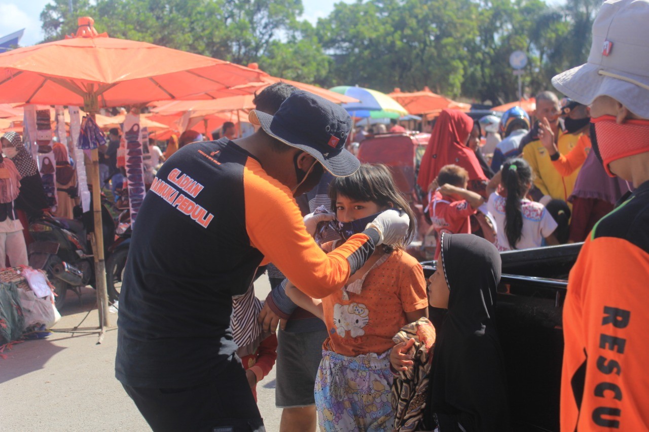 Pramuka Peduli Bagikan Masker Bagi Pengunjung Pasar Syariah Abdurrahman Bin Auf