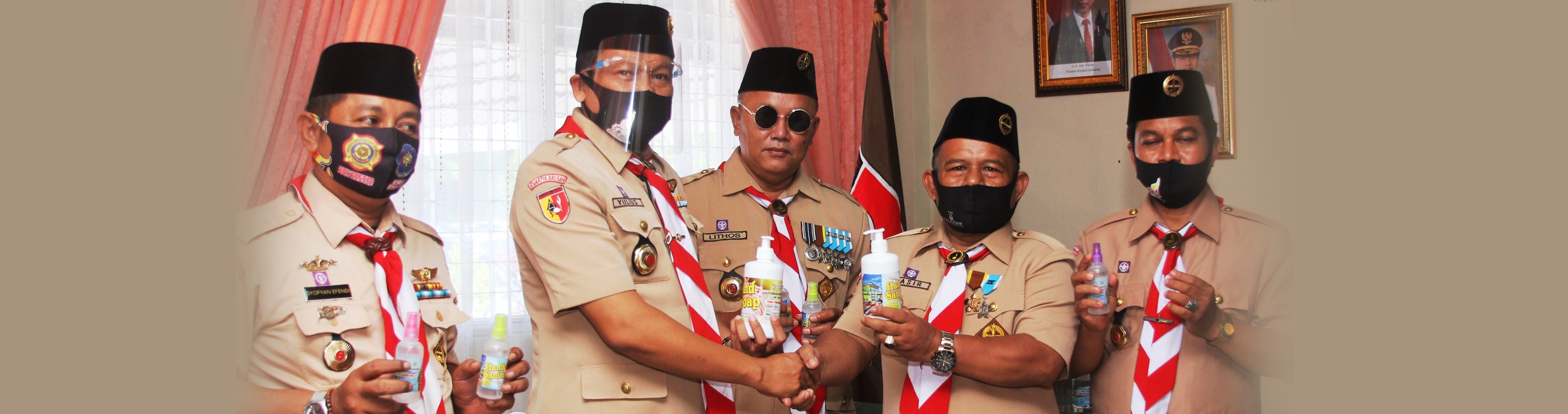 SMK SMAK Padang Berikan Handsanitizer Kepada Pramuka