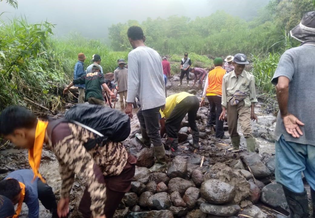 PRAMUKA PEDULI KWARCAB TANAH DATAR AKSI BERSIH PASKA BANJIR BANDANG