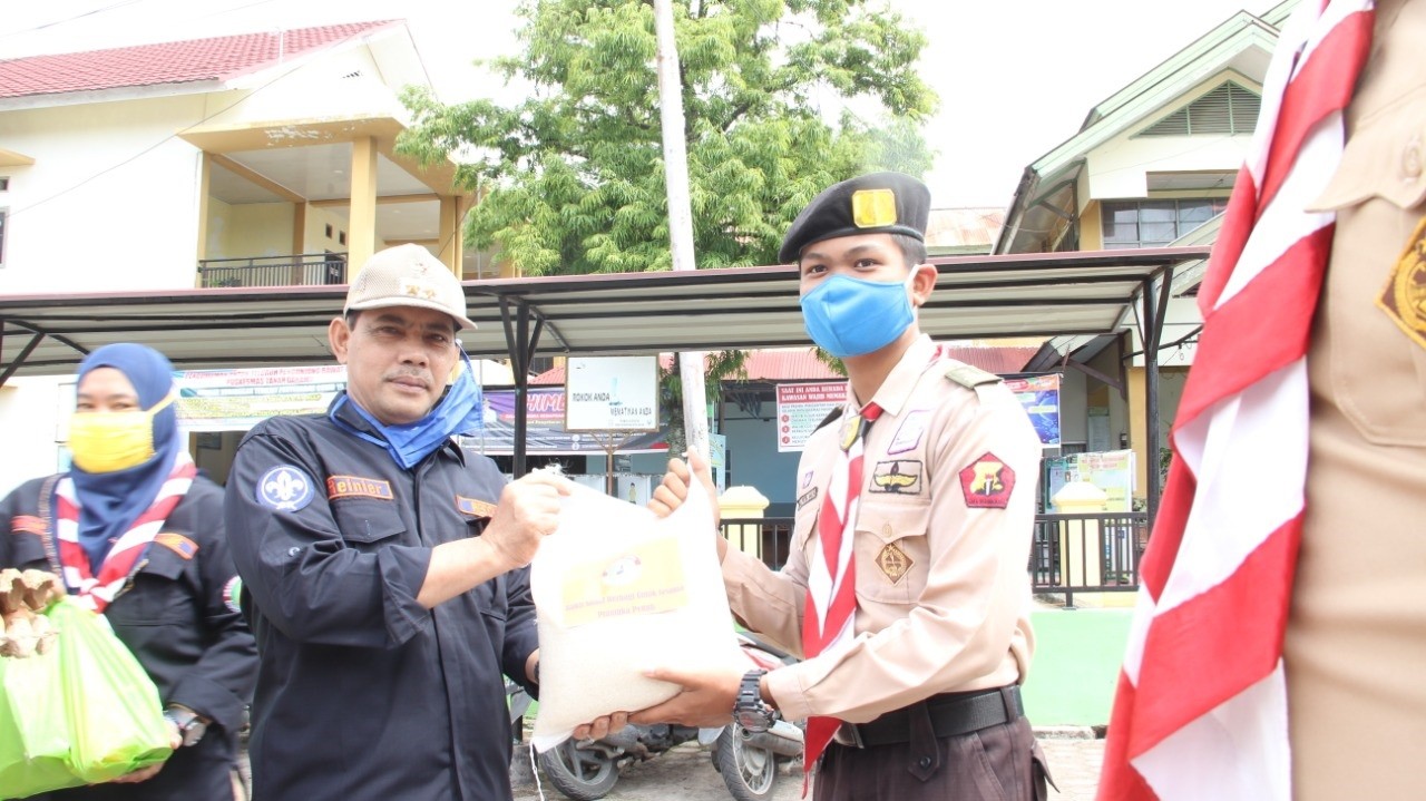 Berbagi Ditengah Pandemi Satgas Pramuka Peduli Salurkan Paket Sembako dan Handsanitezer