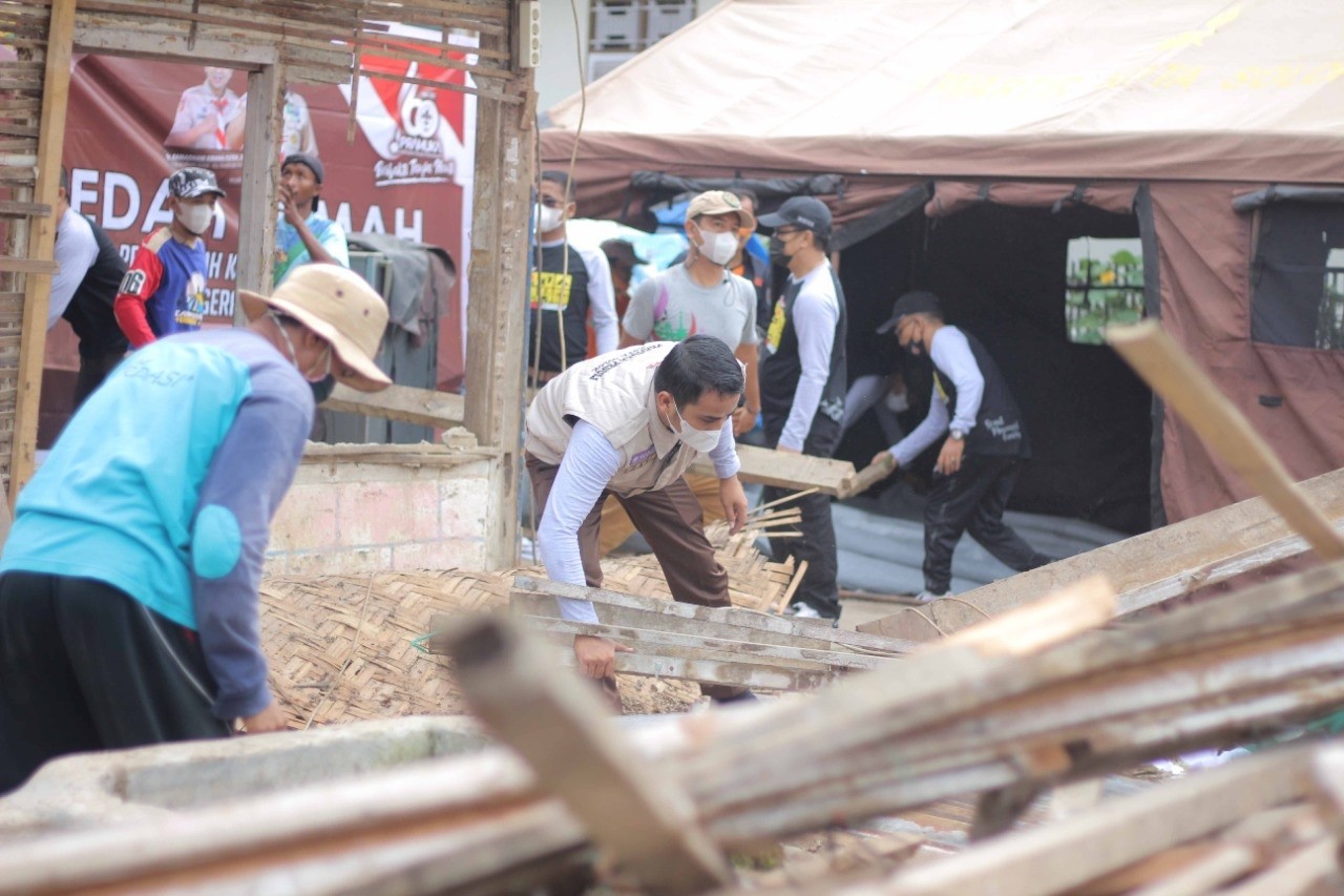 PRAMUKA ROBOHKAN RUMAH WARGA